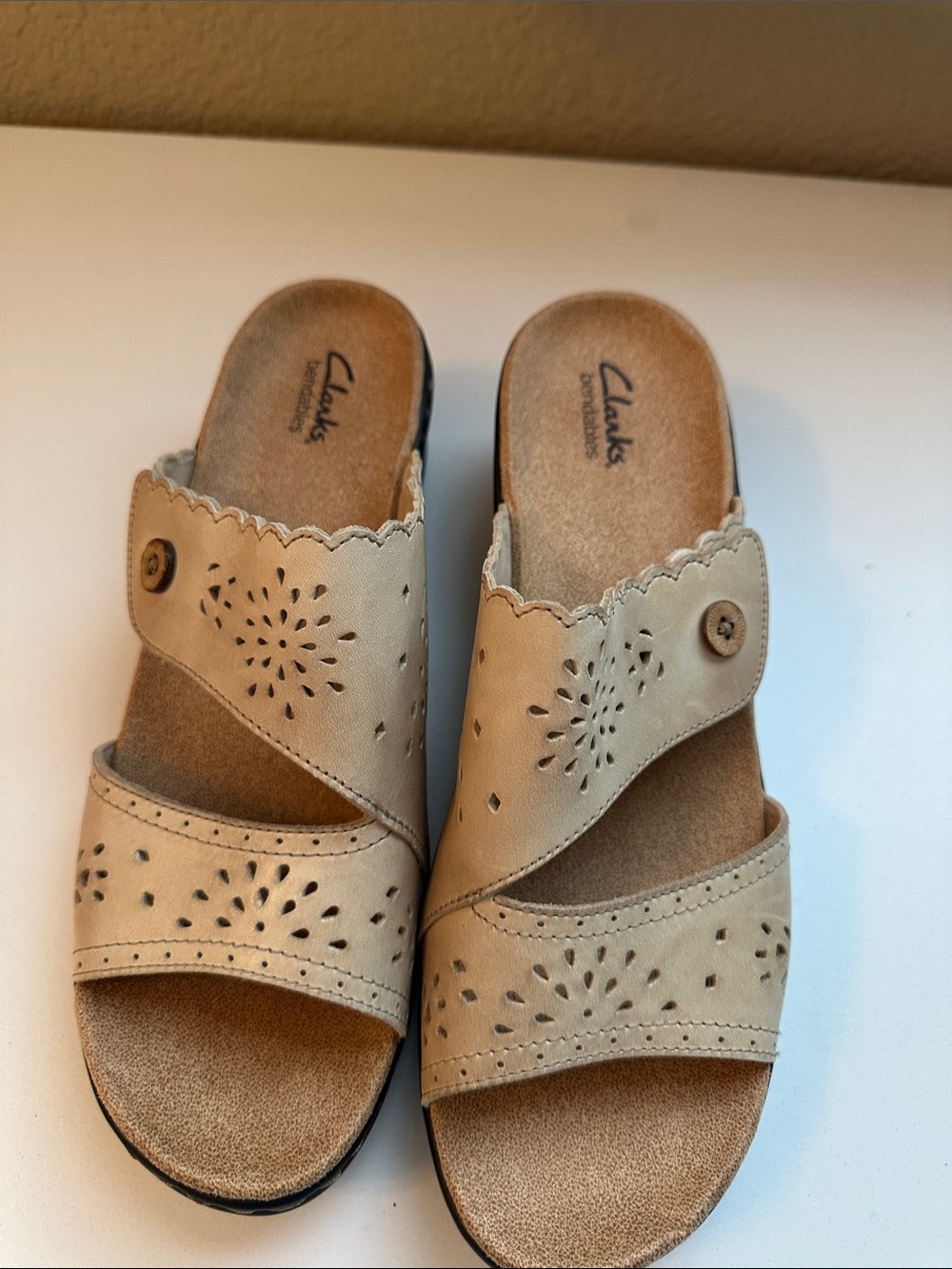 Clarks Bendables Tan Leather Laser-Cut Slide Comfort Sandals Vacation Size 11